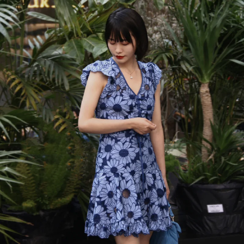 Summer Women's Clothing Flying Sleeve V-neck Tight Waist French Flower Embroidery Dress Summer Women's Clothing Flying Sleeve V-neck Tight Waist French Flower Embroidery Dress